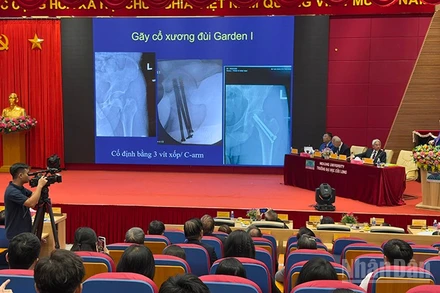 Đại biểu trình bày tham luận tại hội thảo. 