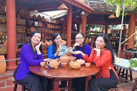 Gốm đỏ là một trong những sản phẩm đặc trưng của tỉnh Vĩnh Long. 