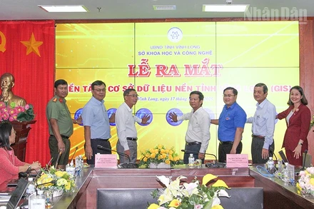 Lãnh đạo các sở, ban, ngành bấm nút ra mắt Nền tảng cơ sở dữ liệu nền GIS.