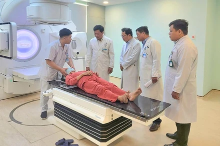 Triển khai xạ trị những bệnh nhân đầu tiên. 