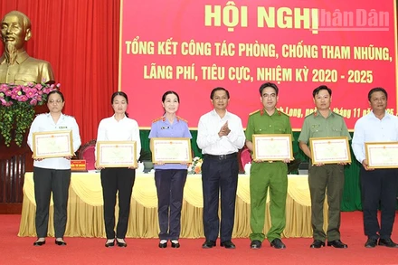 Bí thư Tỉnh ủy Vĩnh Long Trần Văn Lâu trao Bằng khen cho những tập thể có thành tích xuất sắc trong công tác phòng, chống tham nhũng, lãng phí, tiêu cực nhiệm kỳ 2020-2025. 