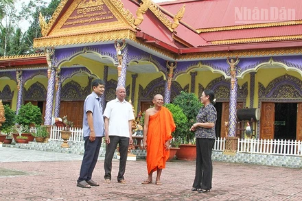 Thượng tọa Thạch Thưa, Sư cả chùa Đại Trường, xã Tiểu Cần đang trao đổi với lãnh đạo chính quyền địa phương xã Tiểu Cần, tỉnh Vĩnh Long. 