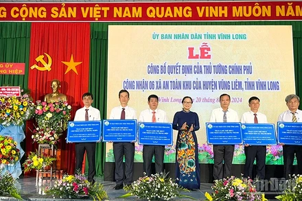 Lãnh đạo tỉnh Vĩnh Long trao thẻ bảo hiểm y tế cho các xã được công nhận An toàn khu. (Ảnh tư liệu)