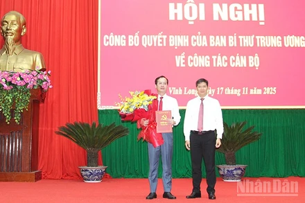 Phó trưởng Ban Tổ chức Trung ương trao Quyết định cho đồng chí Trần Trí Quang. 