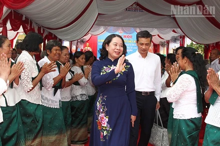 Phó Chủ tịch nước Võ Thị Ánh Xuân dự Ngày hội đại đoàn kết tại Vĩnh Long. 