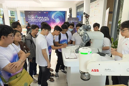 Trải nghiệm các ứng dụng công nghệ số tại ngày hội. 