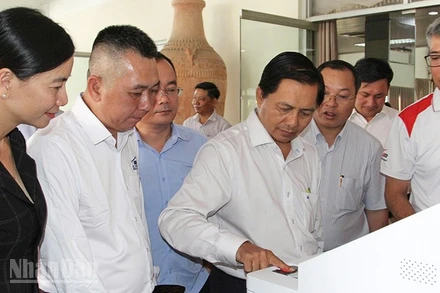 Bí thư Tỉnh ủy Vĩnh Long Trần Văn Lâu cùng các đại biểu trải nghiệm hệ thống giải pháp EZYSERVE AIB phục vụ hành chính công do Công ty Cổ phần Lê Bảo Minh phối hợp triển khai tại Vĩnh Long. 