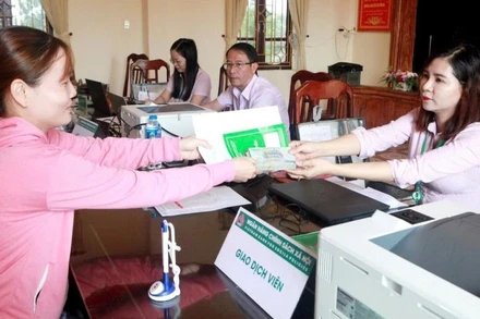 Giao dịch tại điểm giao dịch Ngân hàng chính sách xã hội Ninh Bình.