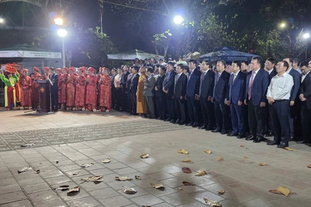 Các đại biểu thành kính dâng hương tại Lễ khai ấn Đền Trần Xuân Bính Ngọ.