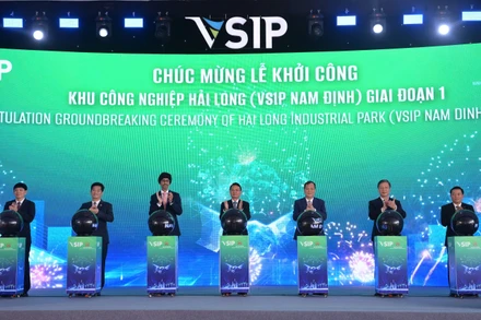 Các đồng chí lãnh đạo tỉnh Ninh Bình bấm nút khởi công Khu công nghiệp Hải Long.
