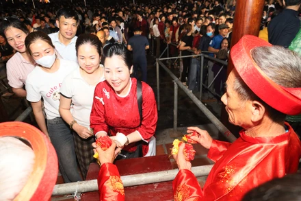 Du khách và nhân dân vui mừng được nhận lương tại các điểm phát lương tại đền Trần Thương.