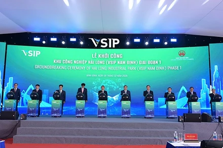 Các đại biểu thực hiện nghi thức bấm nút khởi công Khu công nghiệp Hải Long giai đoạn 1.