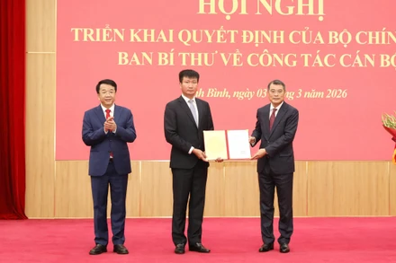 Đồng chí Trưởng Ban Tổ chức Trung ương trao Quyết định phê chuẩn Bí thư Tỉnh ủy cho đồng chí Trần Huy Tuấn.