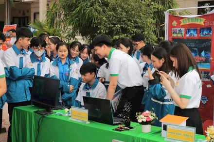 Chương trình tư vấn hướng nghiệp, tuyển sinh của Trường đại học Sư phạm Kỹ thuật Hưng Yên tổ chức tại Trường trung học phổ thông Lạng Giang số 1, tỉnh Bắc Ninh (mới). (Ảnh VÂN ANH) 