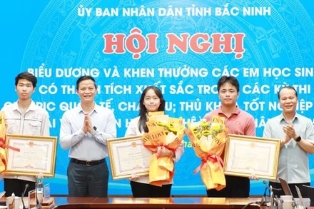 Lãnh đạo tỉnh Bắc Ninh trao bằng khen cho các cá nhân có thành tích học tập xuất sắc.