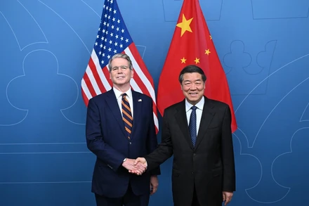 Phó Thủ tướng Trung Quốc Hà Lập Phong (phải) và Bộ trưởng Tài chính Mỹ Scott Bessent.