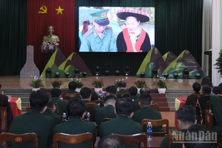 Đại biểu tham dự hội nghị theo dõi phóng sự tổng kết, tôn vinh, khen thưởng các mô hình, chương trình,... giai đoạn 2015-2025. 