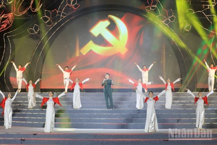 Tiết mục "Thưa Đảng" do Đoàn Văn công Quân khu 7 biểu diễn tại chương trình nghệ thuật “Âm vang đại ngàn - Ấm tình quân dân”. 