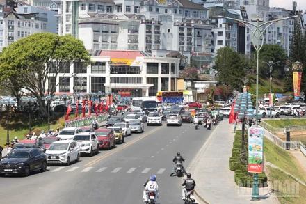 Khách du lịch đến Lâm Đồng trong chín ngày Tết Nguyên đán Bính Ngọ năm 2026 đạt khoảng 925.000 lượt, tăng 32% so với cùng kỳ, doanh thu ước khoảng 1,850 tỷ đồng.