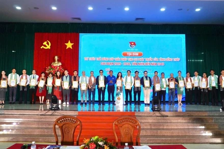 Các trí thức trẻ có nhiều đóng góp được tỉnh Đồng Tháp tuyên dương tại Tọa đàm.