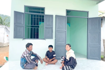 Anh Mang Sót (36 tuổi, dân tộc Ra Glai) cùng vợ con bên căn nhà mới.