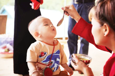 Thiếu vi chất đang trở thành mối nguy tiềm ẩn bên cạnh tình trạng suy dinh dưỡng ở trẻ. Ảnh: UNICEF VIETNAM