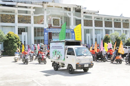 Ra quân cổ động hưởng ứng Ngày Dân số thế giới.