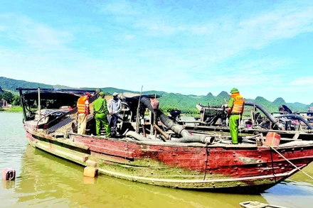 Lực lượng chức năng phát hiện tàu khai thác cát trái phép trên tuyến sông Gianh, địa phận thôn Thanh Châu, xã Tuyên Hóa, tỉnh Quảng Trị vào ngày 8/8.