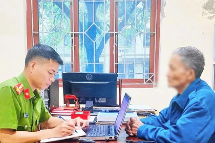 Cán bộ Công an tỉnh Hà Tĩnh tuyên truyền, ngăn chặn các hành vi lừa đảo.