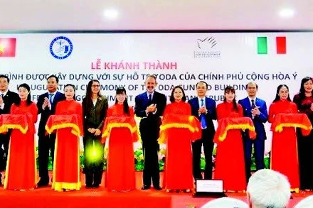 Lễ khánh thành tòa nhà tại Trường đại học Y-Dược, Đại học Huế. (Ảnh QUANG TIẾN)