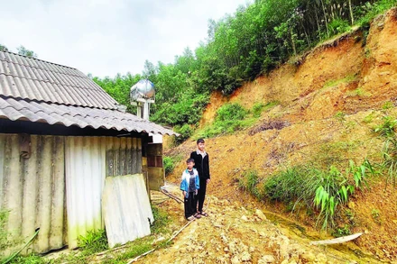 Nhà anh Đinh Cương ở thôn Tiến Hóa, xã Minh Hóa nhiều lần bị đất đá sạt xuống.