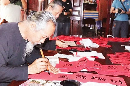 Các “ông đồ” viết liễn xuân ở Nhà Lớn Long Sơn vào ngày 21 tháng Chạp.