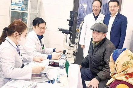 Cán bộ y tế Bệnh viện Mắt Hải Phòng khám sàng lọc, phát hiện các bệnh về mắt cho người dân.