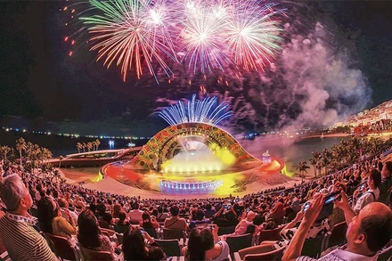 Với tuyến tàu điện nhẹ, chỉ mất khoảng 20 phút để đưa du khách từ sân bay Phú Quốc về đến Trung tâm Hội nghị APEC và các khu du lịch nghỉ dưỡng phía nam đảo. Trong ảnh: Du khách thưởng thức màn pháo hoa tại khu du lịch phía nam đảo Phú Quốc.