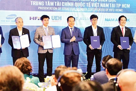 Trao chứng nhận thành viên chiến lược Trung tâm Tài chính quốc tế Việt Nam tại Thành phố Hồ Chí Minh. 