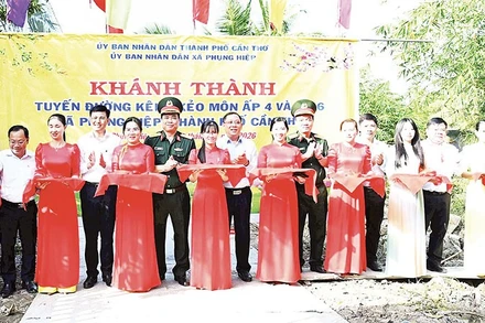 Ban Tổ chức Tết quân dân 2026 khánh thành tuyến giao thông nông thôn ở xã Phụng Hiệp.