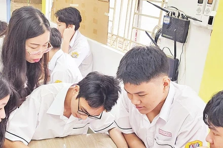 Học sinh Trường THPT Nguyễn Chí Thanh, Thành phố Hồ Chí Minh học chương trình STEM. (Ảnh CTV)