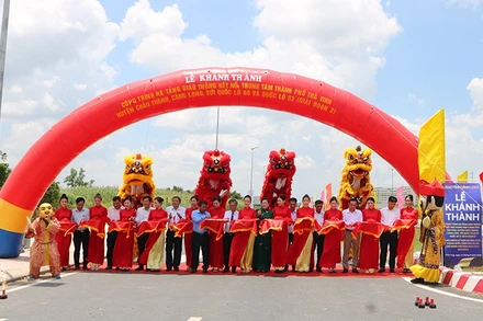 Nghi thức khánh thành công trình giao thông kết nối vùng tại tỉnh Vĩnh Long.
