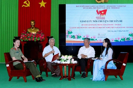 Các diễn giả tham dự buổi nói chuyện chuyên đề kỷ niệm 80 năm Cách mạng Tháng Tám.