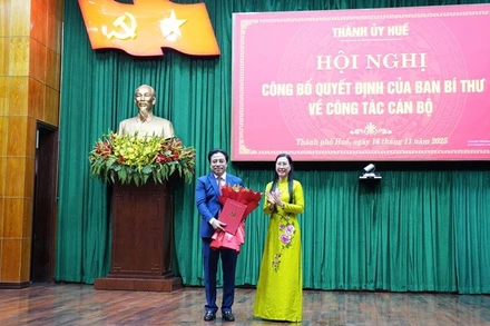 Ủy viên Trung ương Đảng, Phó Trưởng ban Tổ chức Trung ương Bùi Thị Quỳnh Vân trao quyết định cho đồng chí Nguyễn Khắc Toàn.