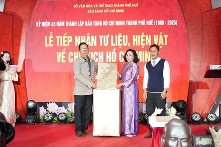 Lãnh đạo Bảo tàng Hồ Chí Minh thành phố Huế tiếp tác phẩm gốm nghệ thuật từ họa sĩ Nguyễn Thiện Đức - Chủ tịch Hội Mỹ thuật thành phố Huế. (Ảnh: Vũ Hoàng)