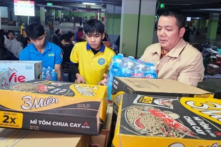 Các bạn tình nguyện viên và hội viên Doanh nhân trẻ phân loại, đóng gói nhu yếu phẩm gửi về vùng lũ Nam Trung Bộ.