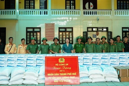 Thiếu tướng Nguyễn Hồng Nguyên (thứ 6 từ trái qua), Phó Chánh Văn phòng Bộ Công an trao 70 tấn gạo, lương thực và nhu yếu phẩm hỗ trợ người dân.