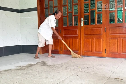 Ông Ngô Văn Trong với cảnh bụi bám đầy sàn nhà. 