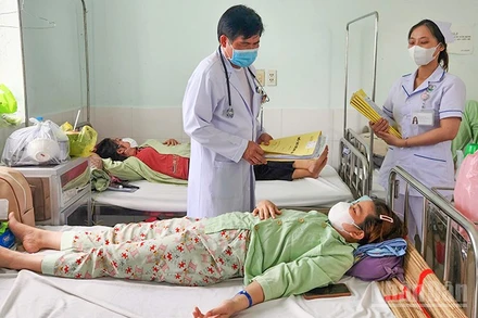 Bác sĩ đang thăm khám các ca bệnh sốt xuất huyết tại Bệnh viện đa khoa tỉnh Vĩnh Long. 