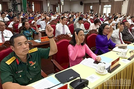 Đại biểu biểu quyết thống nhất nghị quyết tại kỳ họp. 