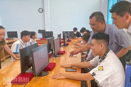 Nhiều thí sinh phấn khởi với điểm thi của mình. 