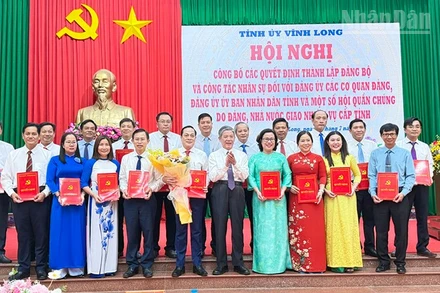 Bí thư Tỉnh ủy Vĩnh Long Ngô Chí Cường trao quyết định và tặng hoa chúc mừng Đảng ủy các cơ quan đảng Vĩnh Long. 