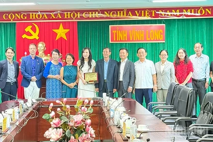 Đoàn công tác Diễn đàn kinh tế Việt Nam-Thụy Sĩ chụp ảnh lưu niệm với lãnh đạo tỉnh Vĩnh Long. 