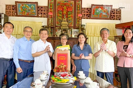 Đồng chí Lê Minh Trí đến thăm và tặng quà cho gia đình chính sách Dương Thị Sự, ngụ phường Long Châu, tỉnh Vĩnh Long. 